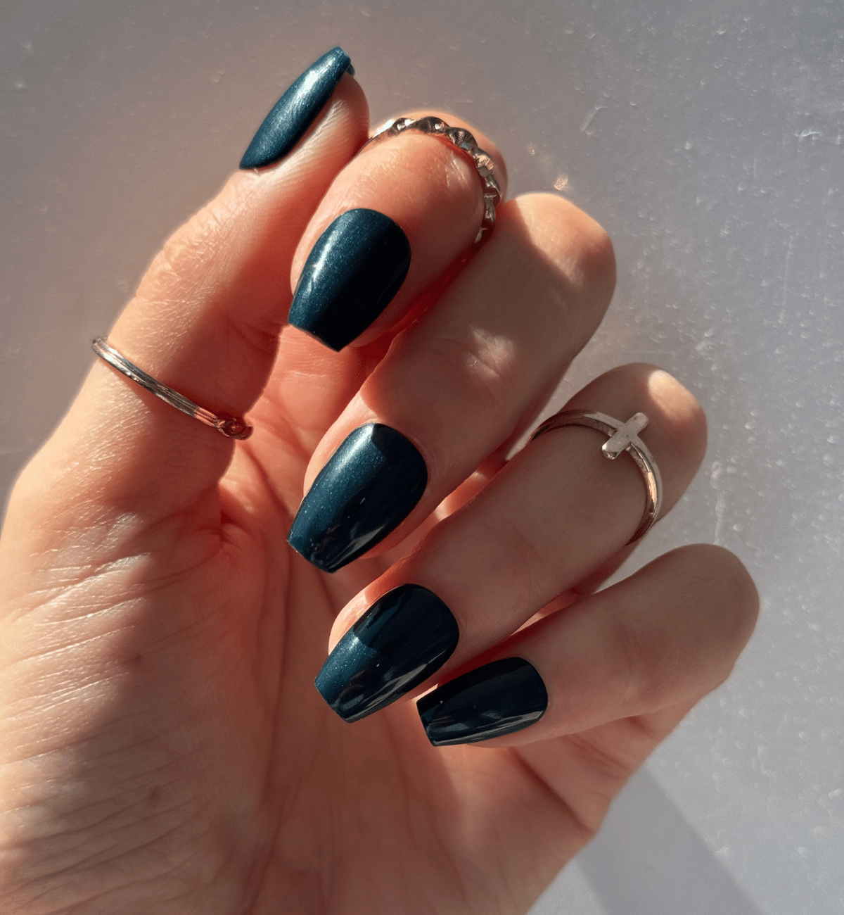 Faux-ongles-vert-pétrole-coffin-court