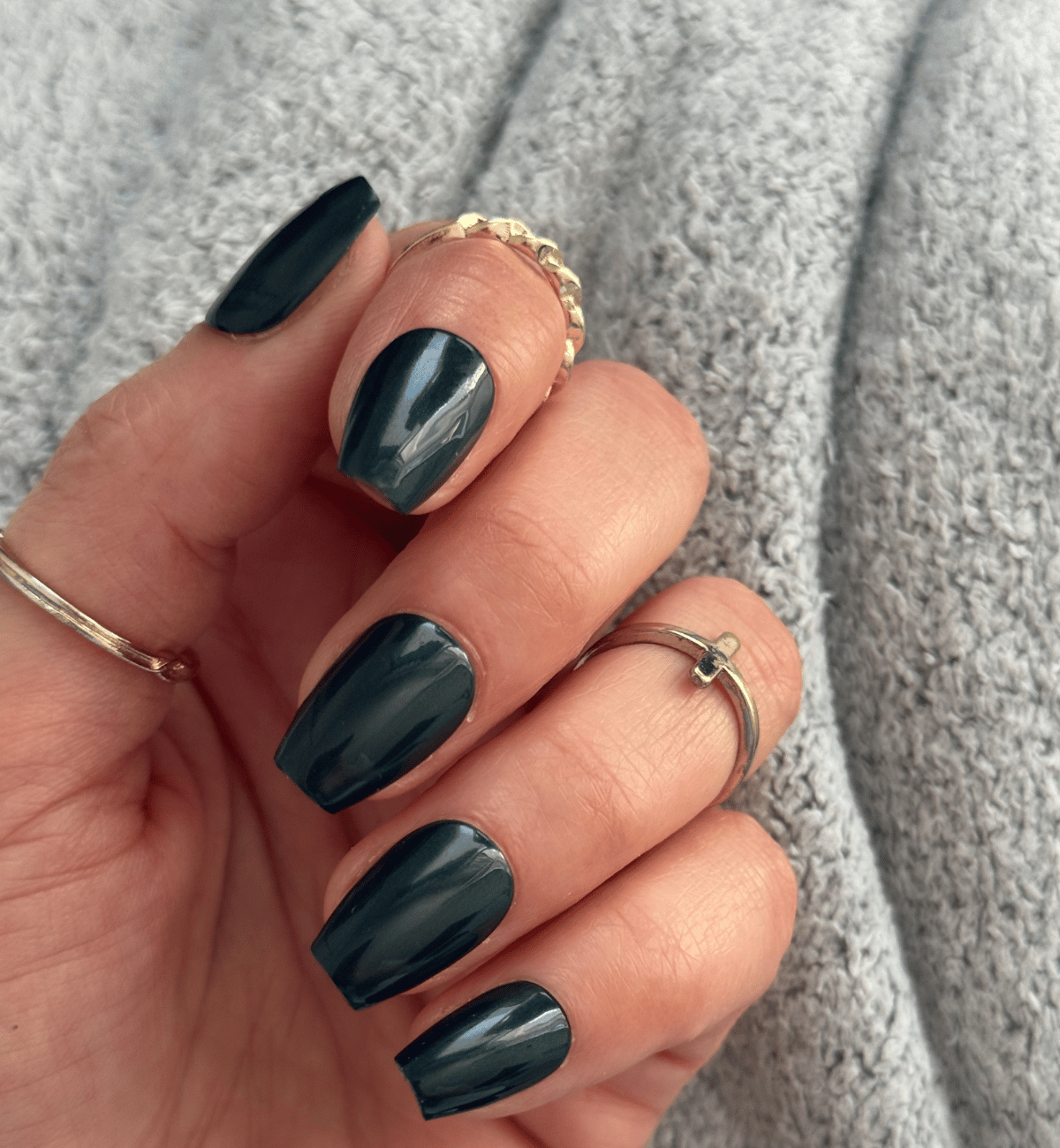Faux-ongles-vert-pétrole-coffin-court