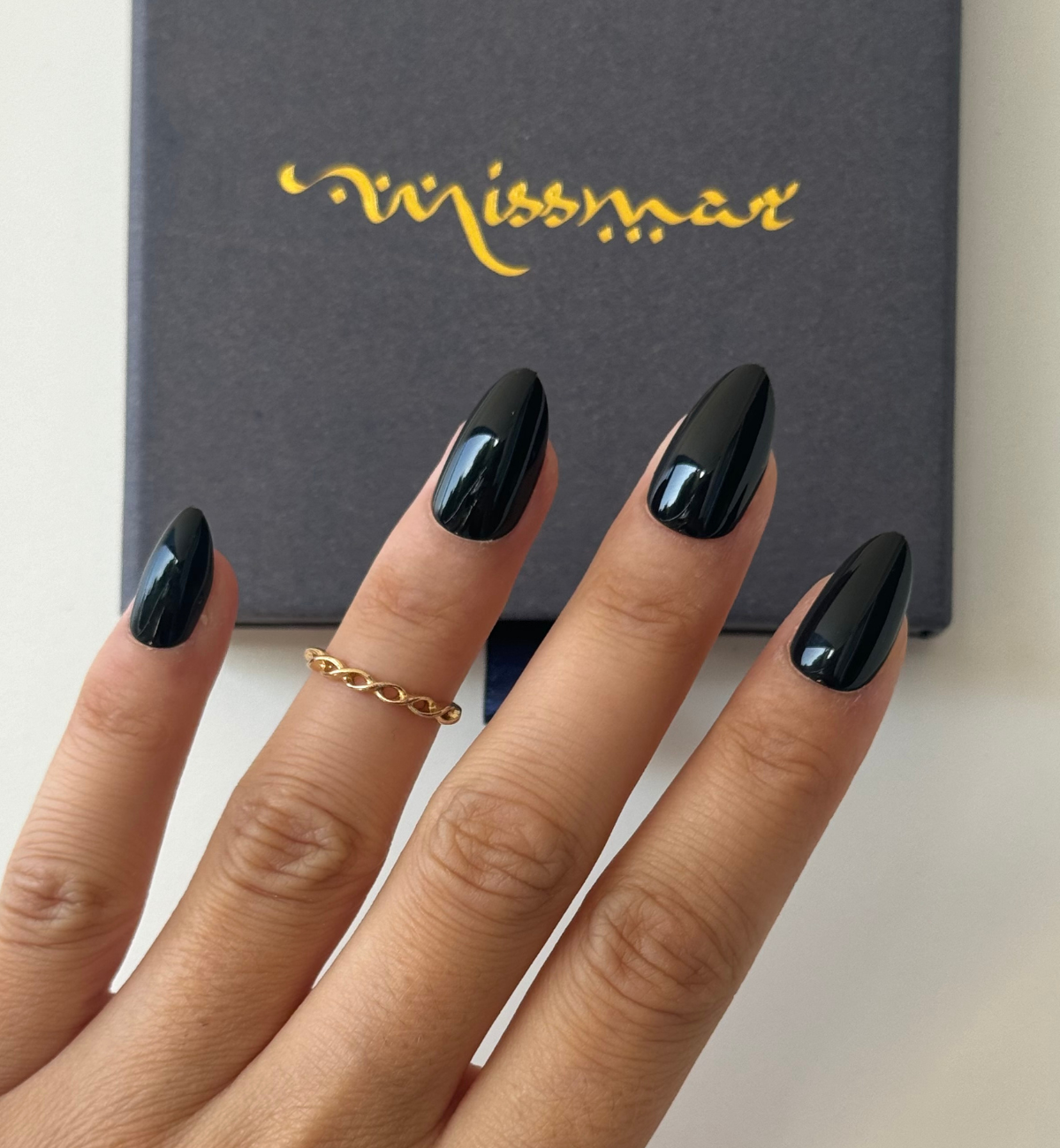 FAUX ONGLES NOIRS AMANDES MÉDIUM