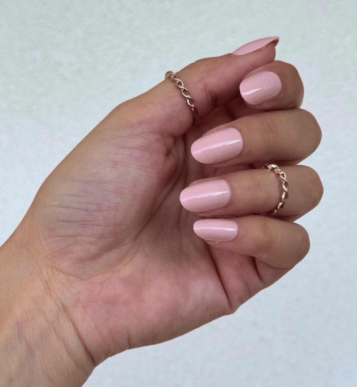 FAUX ONGLES NUDES ROSÉES ARRONDIS COURTS
