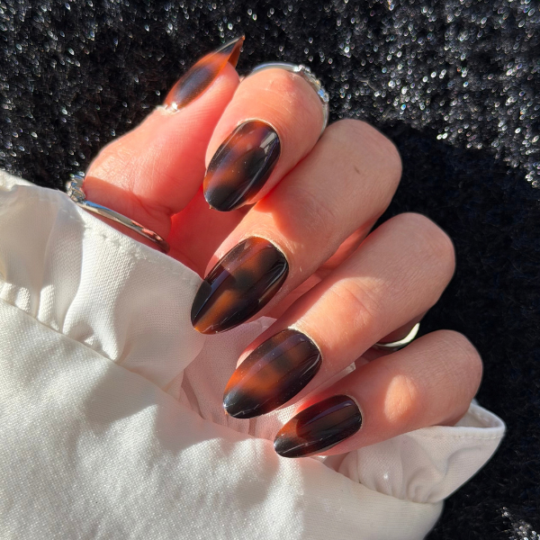 Faux Ongles Écaille de Tortue Amande Medium