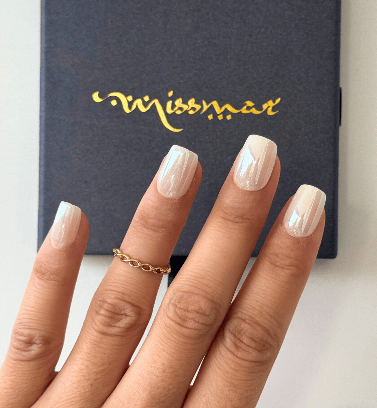 FAUX ONGLES IVOIRES GLACÉS CARRÉS COURTS