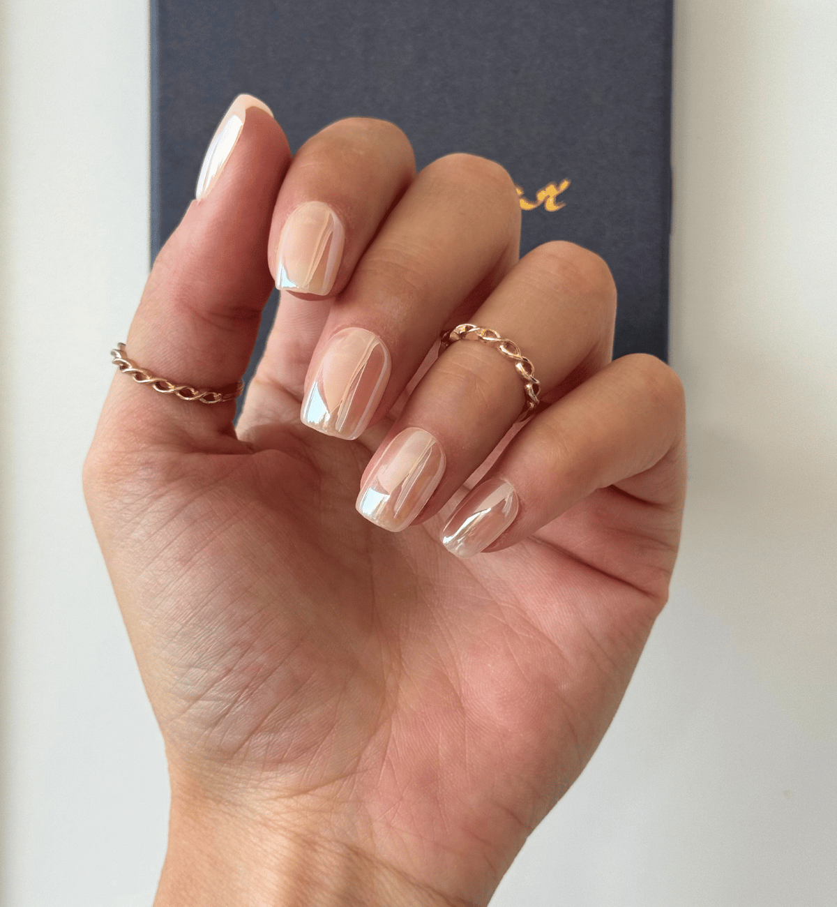 FAUX ONGLES NUDES GLACÉS CARRÉS COURTS