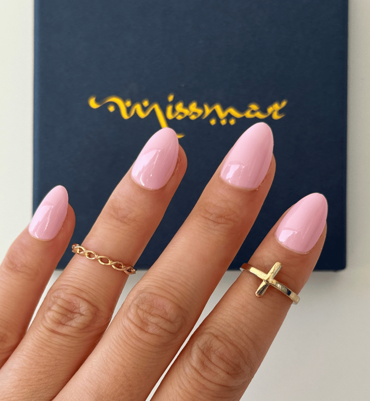 FAUX ONGLES ROSES PÂLES AMANDES COURTS