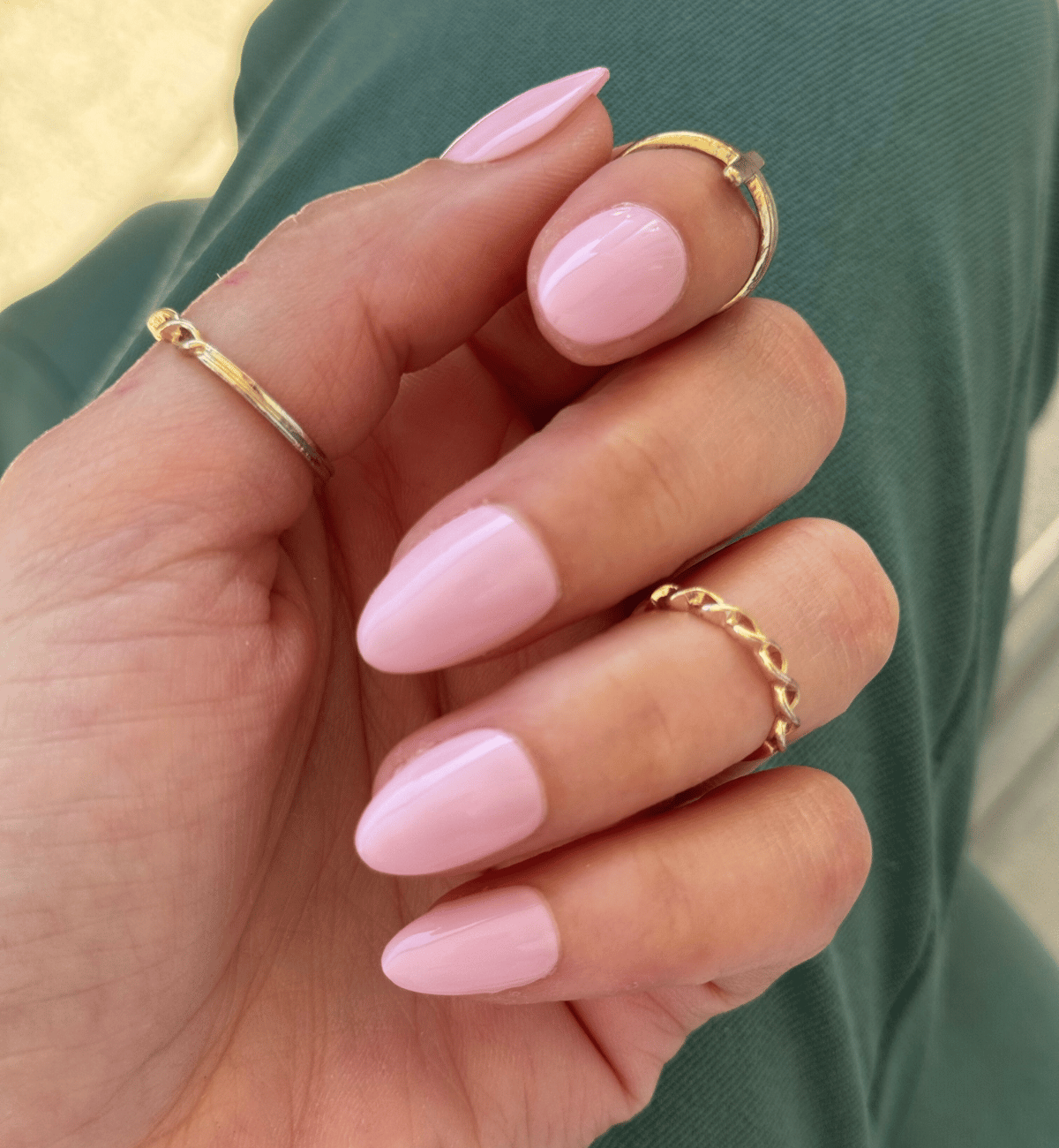 FAUX ONGLES ROSES PÂLES AMANDES COURTS