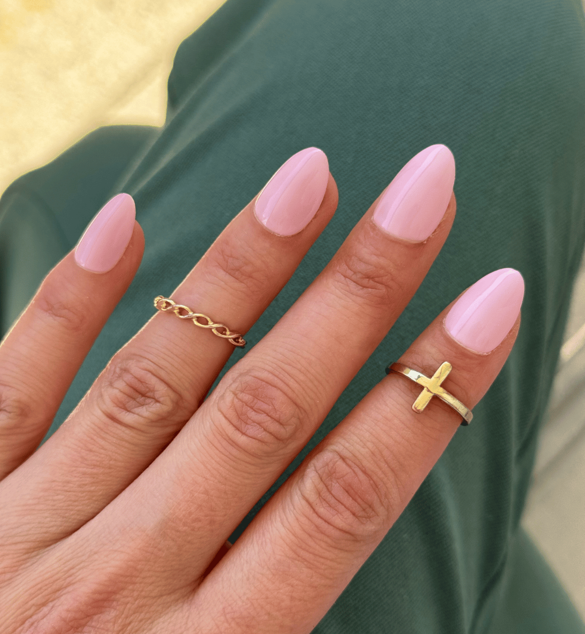 FAUX ONGLES ROSES PÂLES AMANDES COURTS