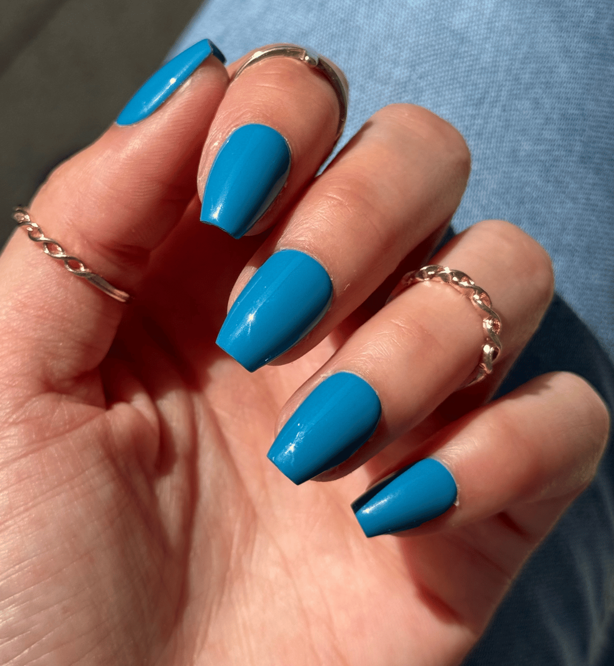 FAUX ONGLES BLEUS CANARD COFFINS COURTS