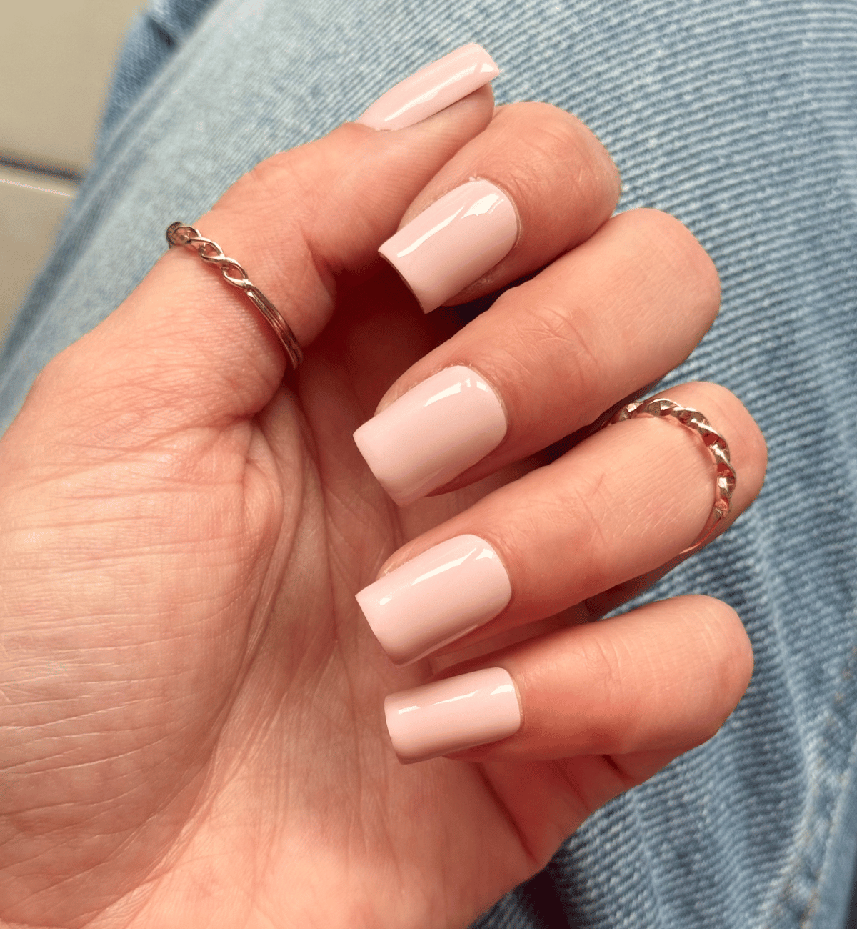 FAUX ONGLES NUDES ROSÉES CARRÉS COURTS