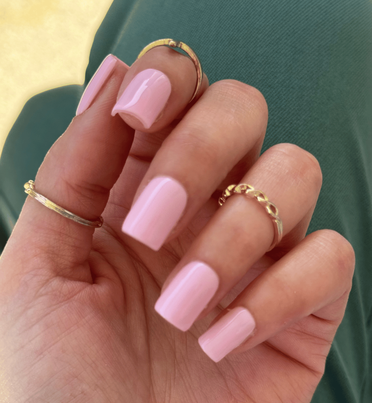 FAUX ONGLES ROSES PÂLES CARRÉS COURTS