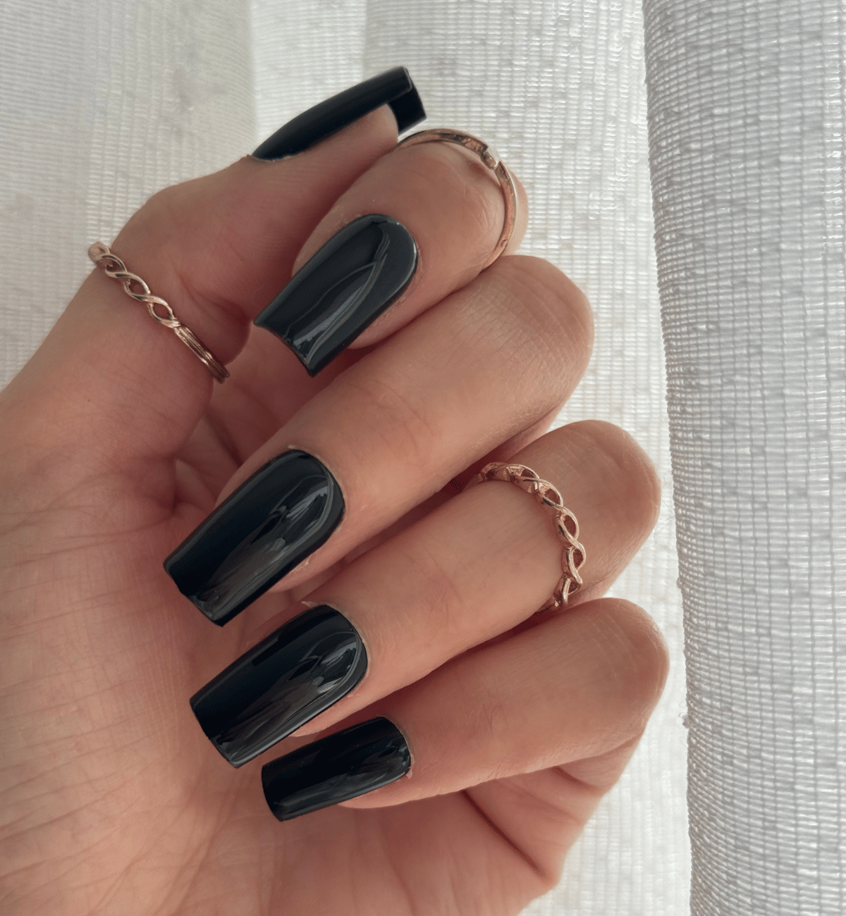 FAUX ONGLES NOIRS CARRÉS MÉDIUM