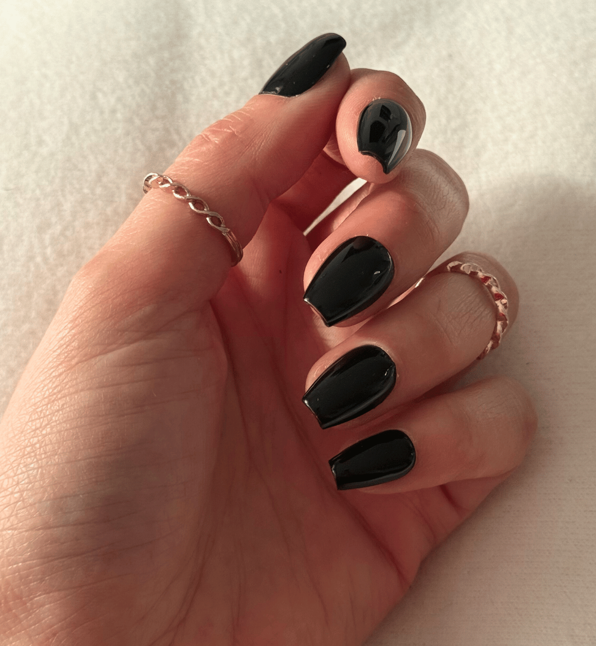 FAUX ONGLES NOIRS COFFINS COURTS
