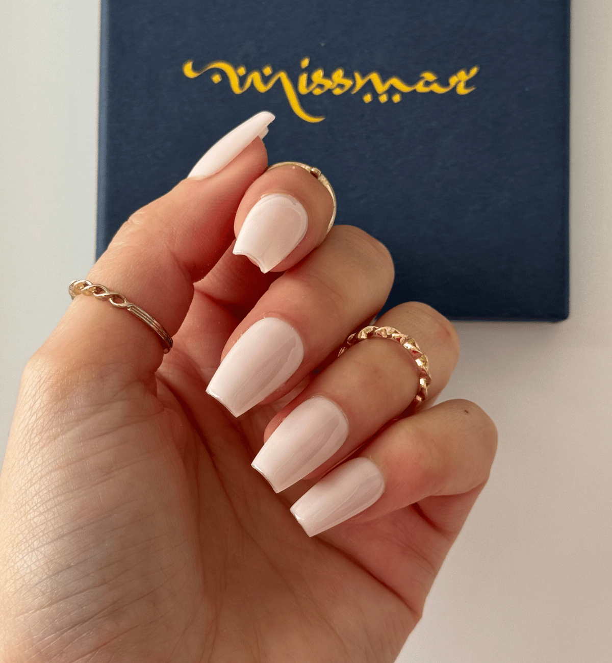 FAUX ONGLES CREAMY COFFINS MÉDIUM