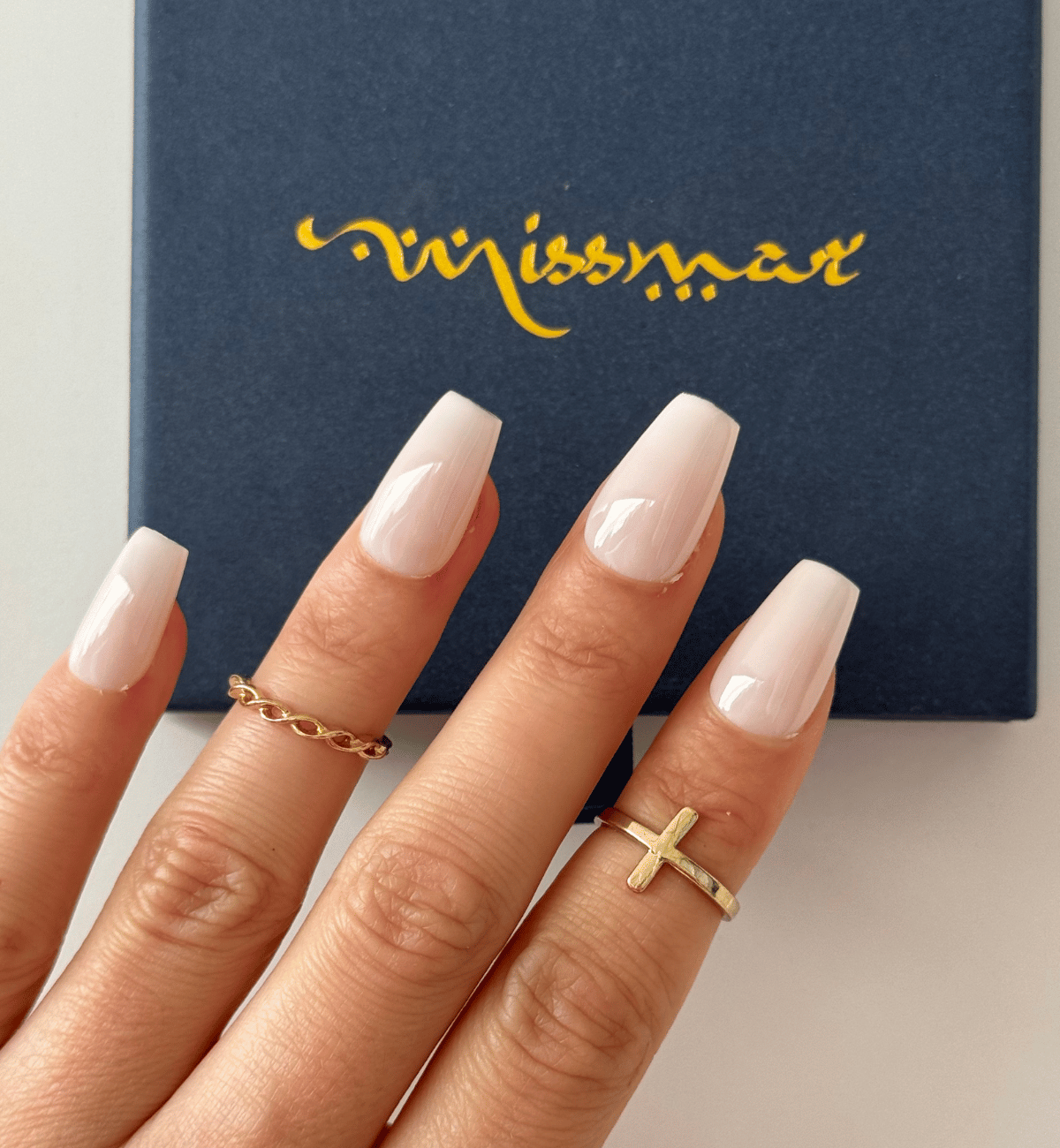 FAUX ONGLES CREAMY COFFINS MÉDIUM