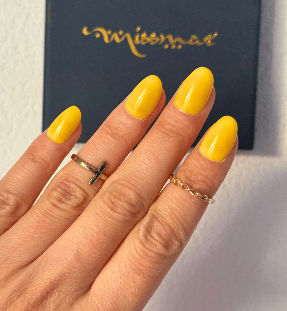 FAUX ONGLES JAUNES POUSSIN ARRONDIS COURTSS