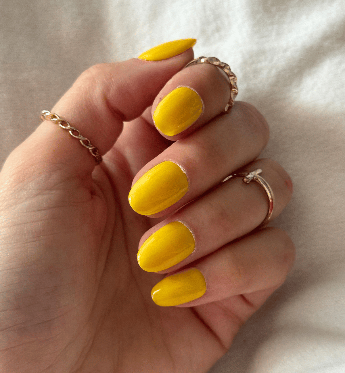FAUX ONGLES JAUNES POUSSIN ARRONDIS COURTSS