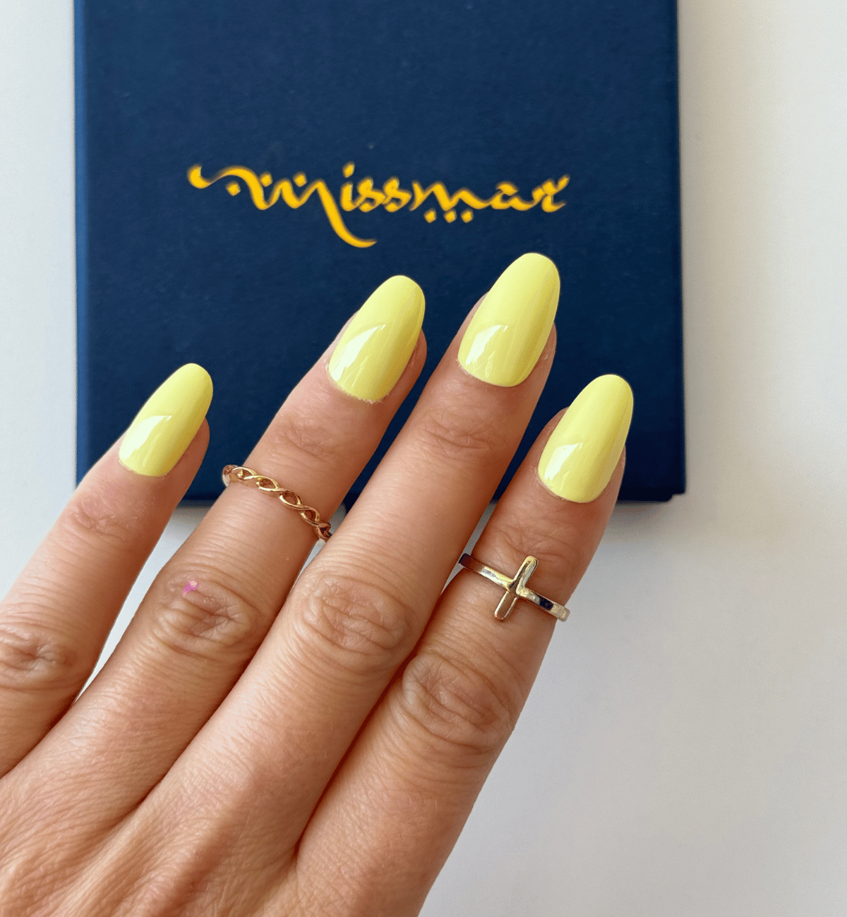 FAUX ONGLES JAUNES PASTEL ARRONDIS MÉDIUM