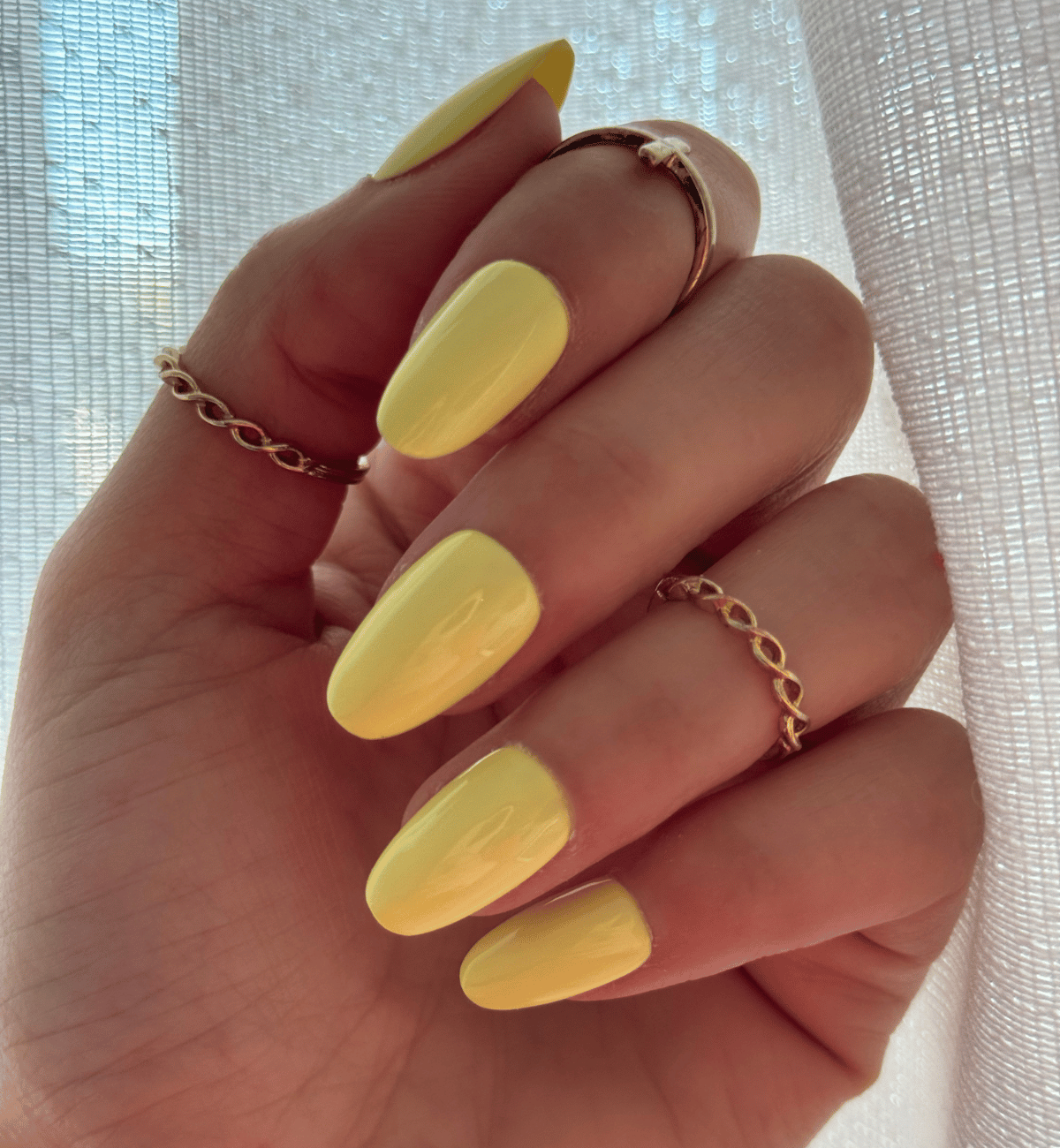 FAUX ONGLES JAUNES PASTEL ARRONDIS MÉDIUM