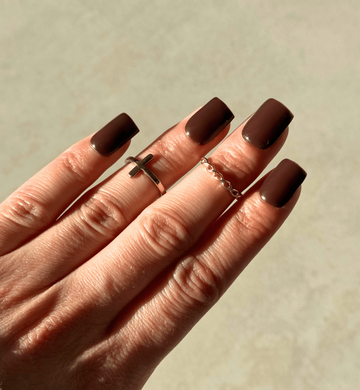 FAUX ONGLES MARRONS CARRÉS COURTS