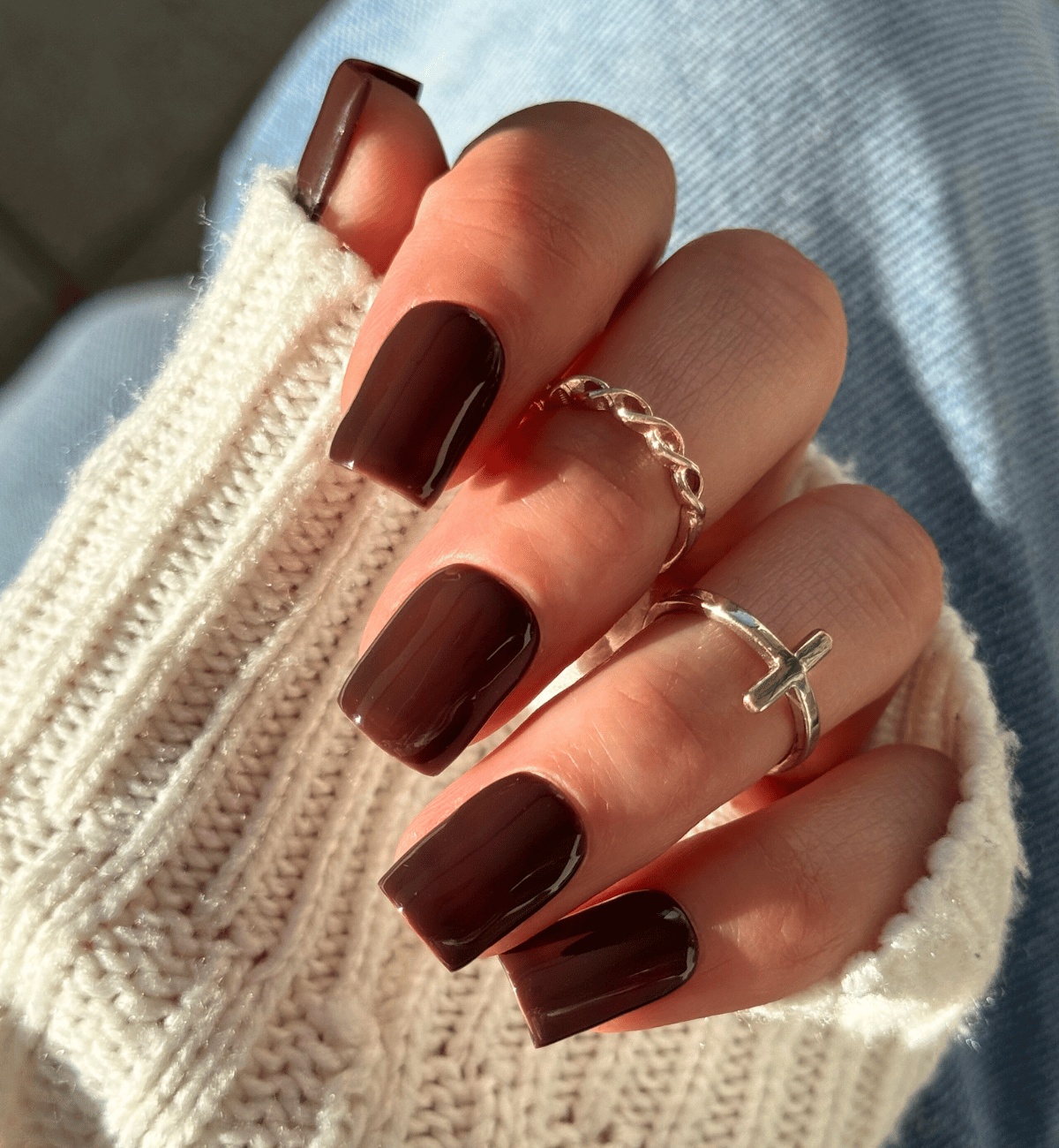 FAUX ONGLES MARRONS CARRÉS COURTS