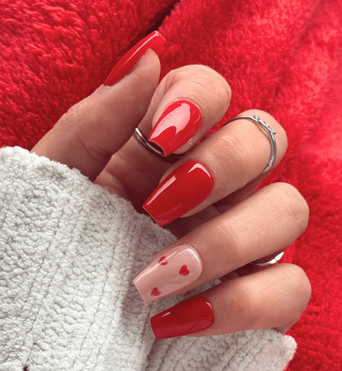 Nail Art Rouge with a Sophisticated Edge