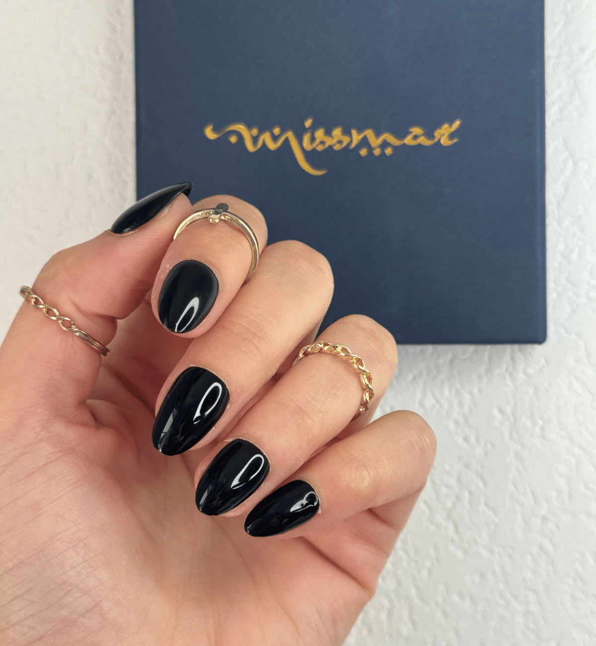 FAUX ONGLES NOIRS AMANDES COURTS