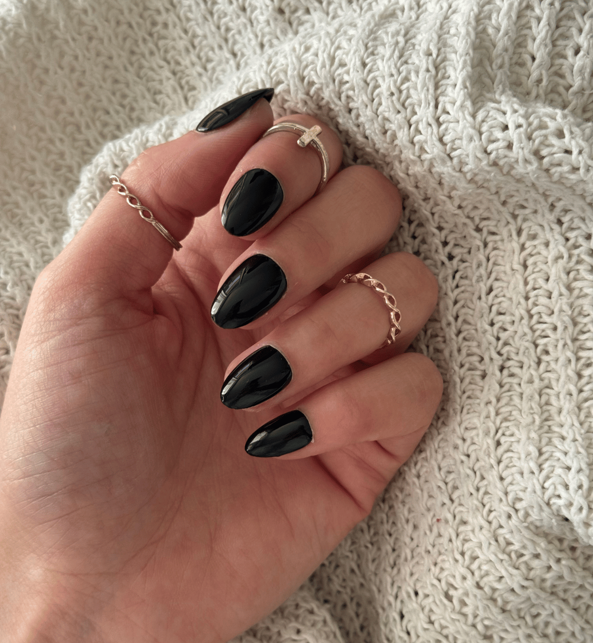 FAUX ONGLES NOIRS AMANDES COURTS