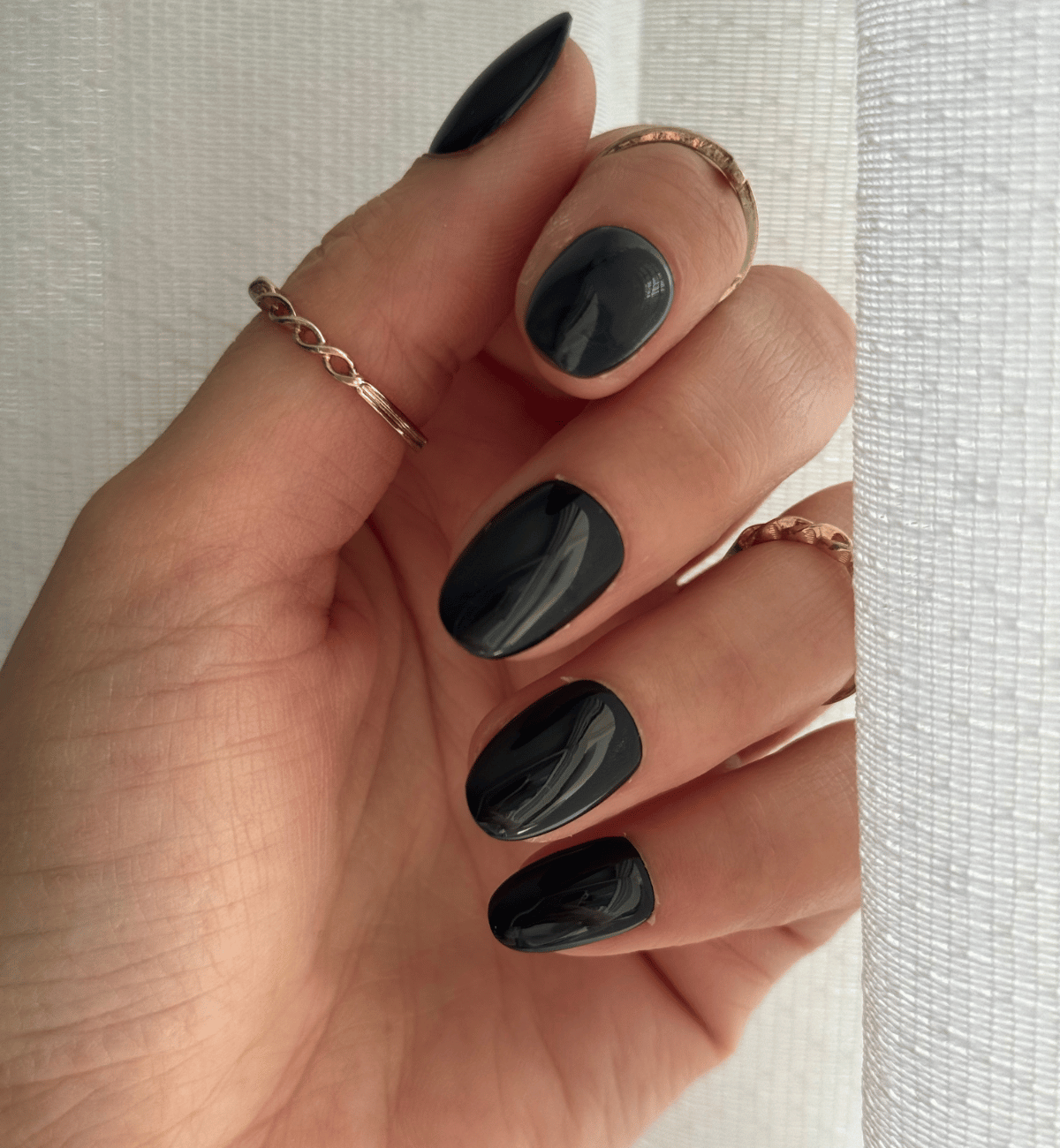 FAUX ONGLES NOIRS ARRONDIS COURTS