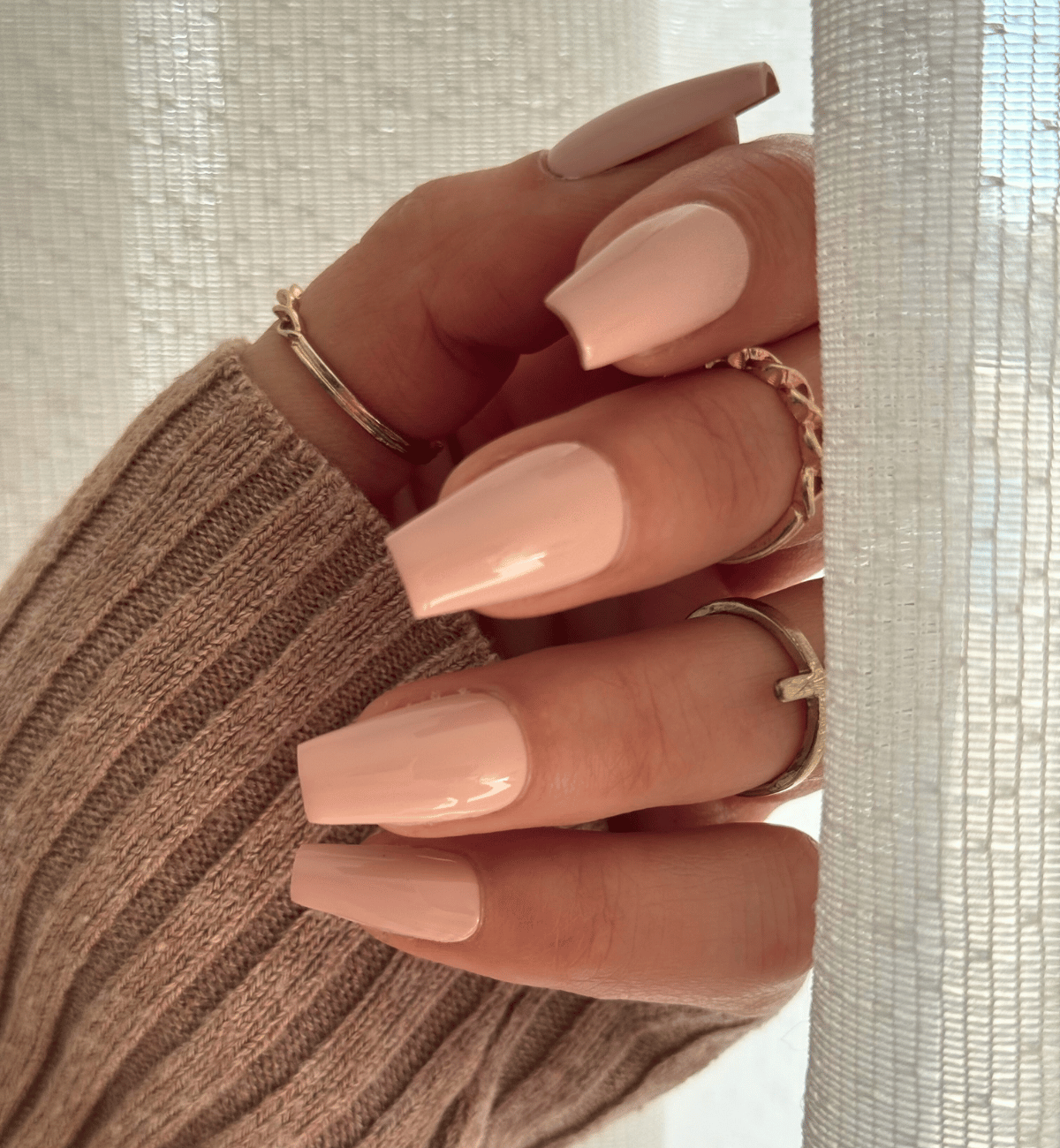 FAUX ONGLES NUDES ROSÉES COFFINS MÉDIUM