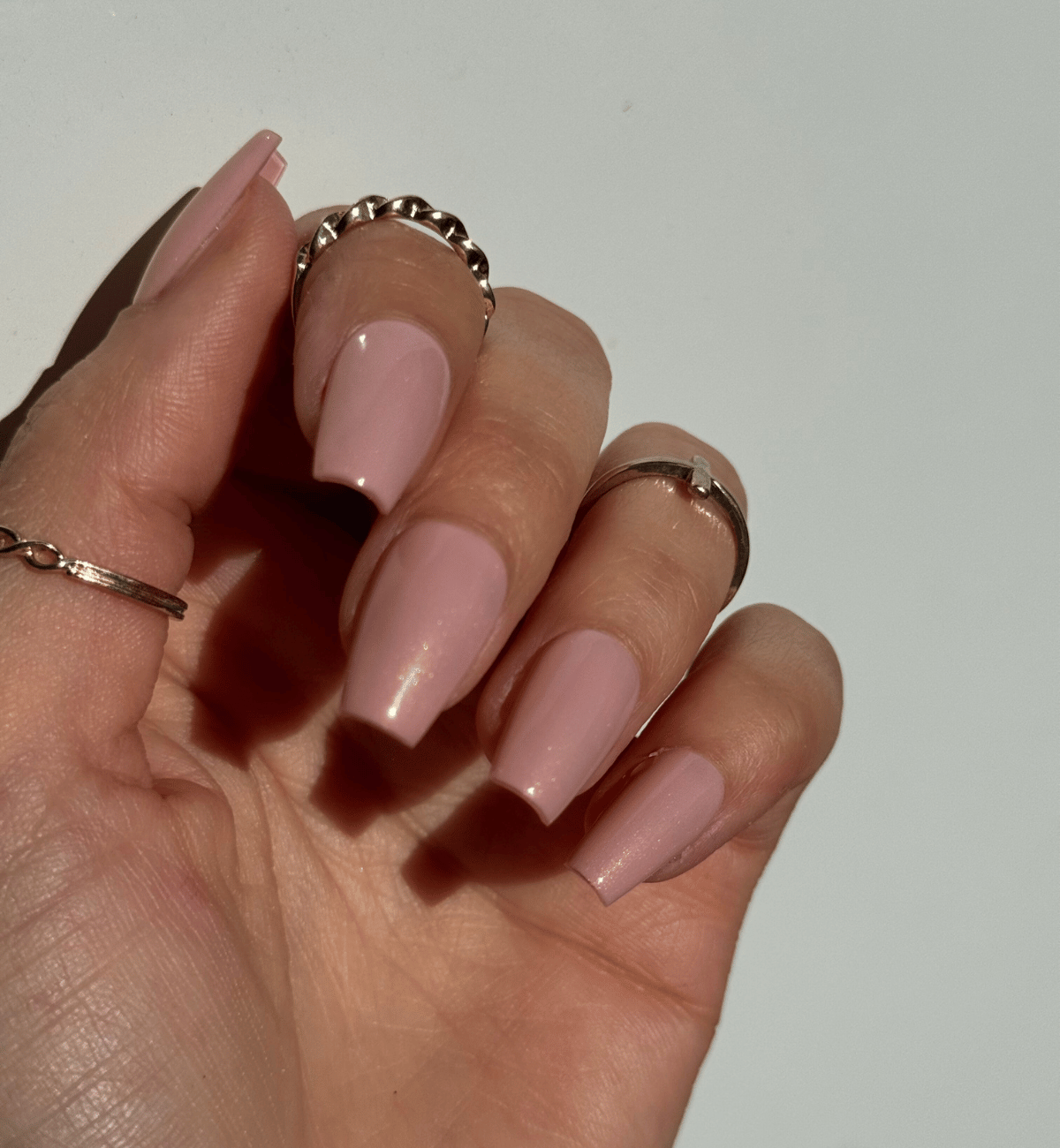 FAUX ONGLES ROSES PERLES COFFINS MÉDIUM