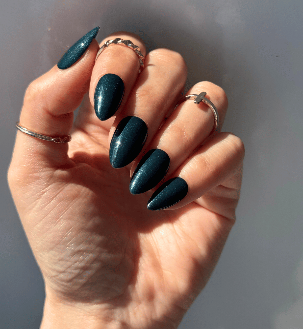 FAUX ONGLES VERTS PÉTROLE AMANDES MÉDIUM