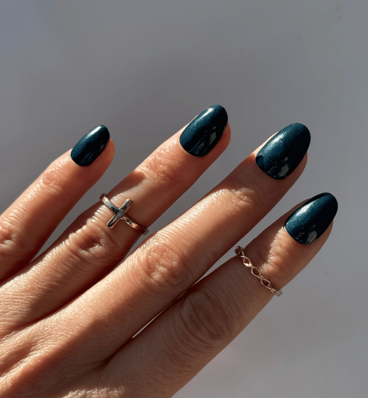 FAUX ONGLES VERTS PÉTROLE ARRONDIS COURTS