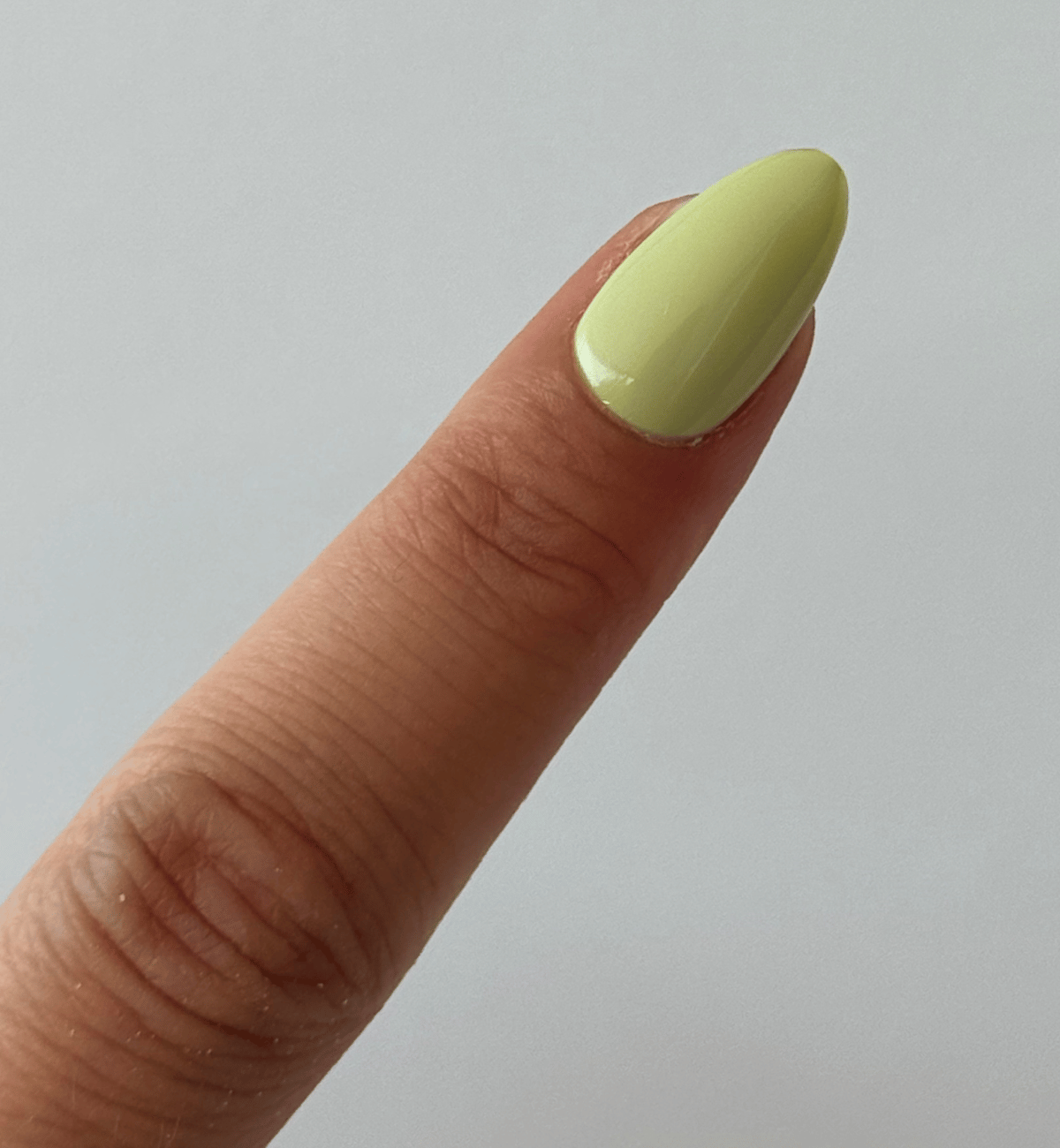 FAUX ONGLES VERT PISTACHE CREAMY AMANDE MEDIUM