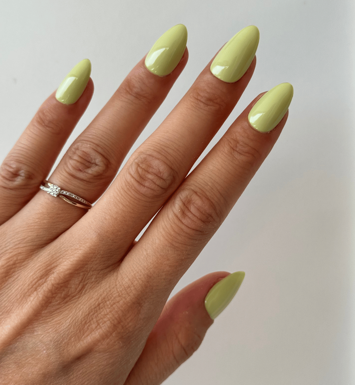 FAUX ONGLES VERT PISTACHE CREAMY AMANDE MEDIUM