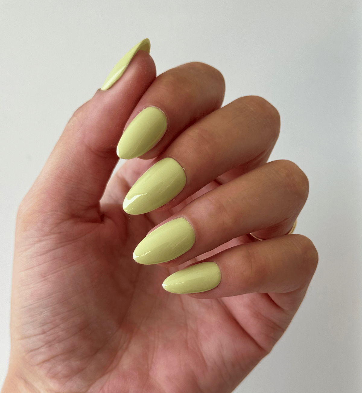FAUX ONGLES VERT PISTACHE CREAMY AMANDE MEDIUM