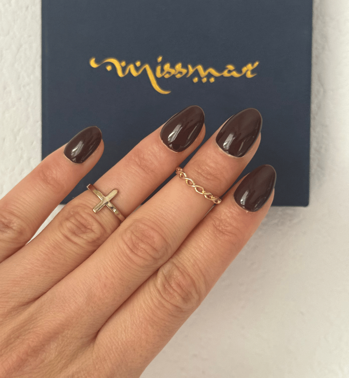 FAUX ONGLES MARRONS ARRONDIS COURTS