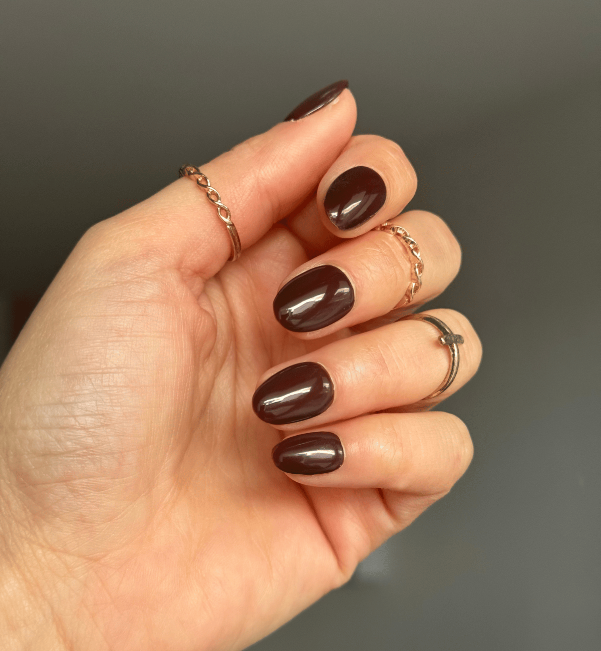 FAUX ONGLES MARRONS ARRONDIS COURTS