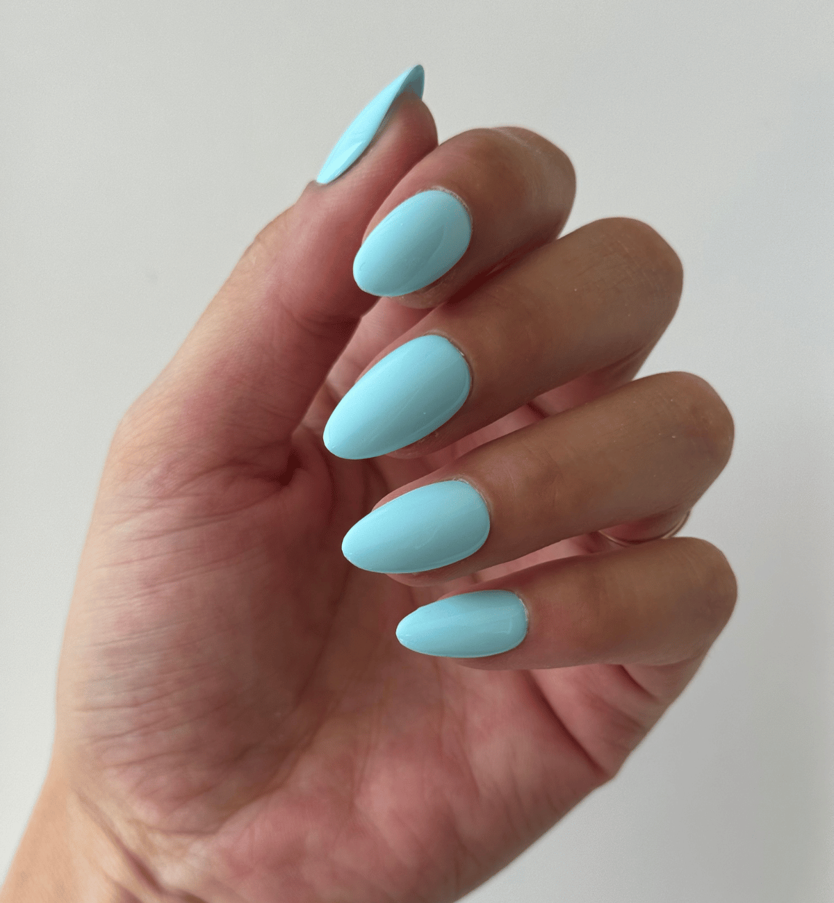 FAUX ONGLES BLEU GLACIER AMANDE MEDIUM
