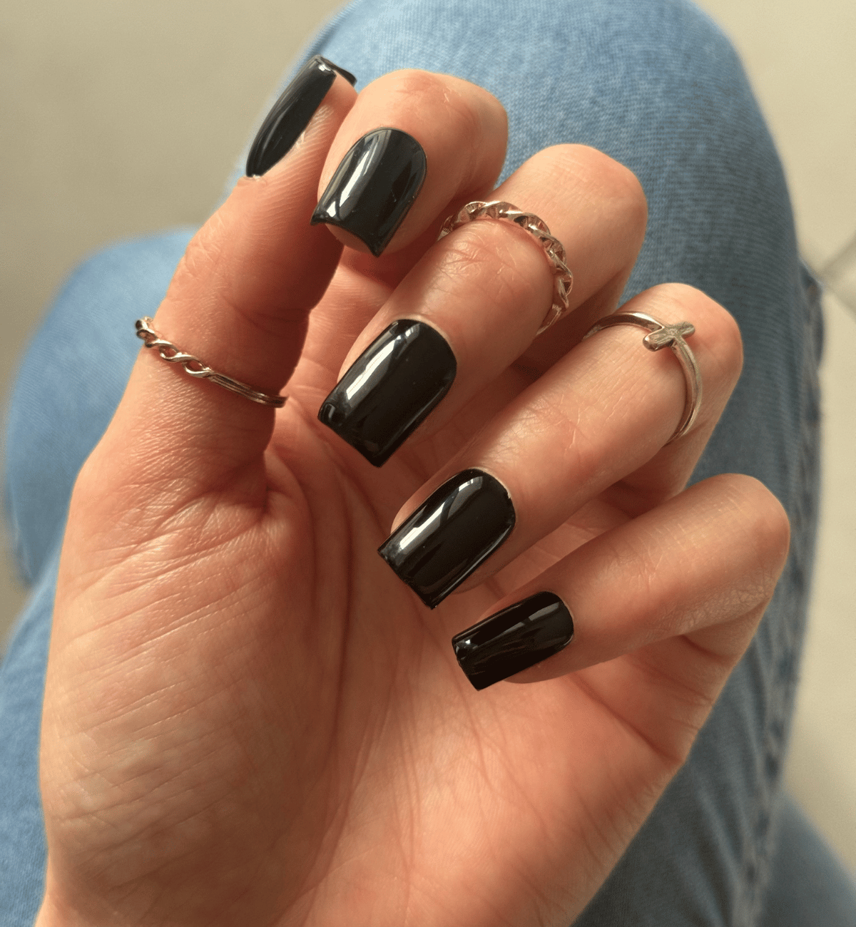 FAUX ONGLES NOIRS CARRÉS COURTS