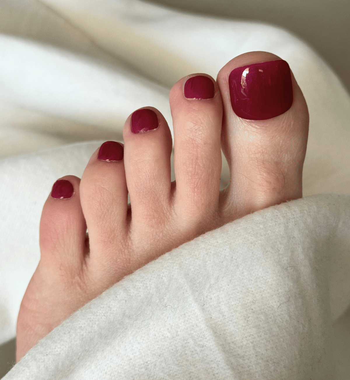 FAUX ONGLES PIEDS ROUGES CERISE