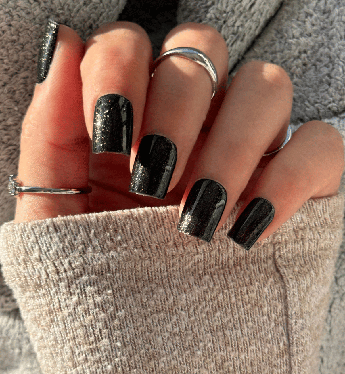FAUX ONGLES NOIRS PAILLETTÉS CARRÉS COURTS