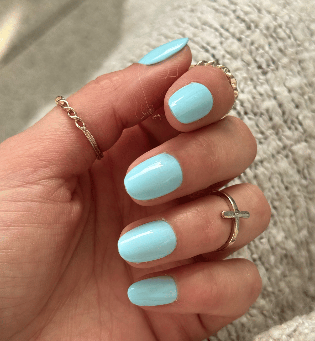 FAUX ONGLES BLEUS GLACIER ARRONDIS COURTS