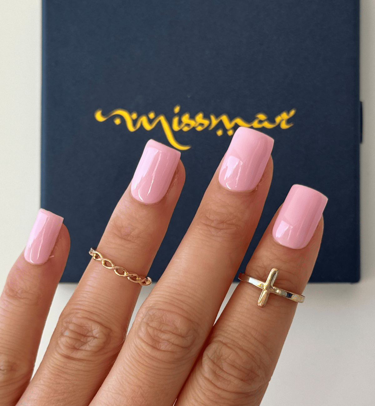 FAUX ONGLES ROSES PÂLES CARRÉS COURTS