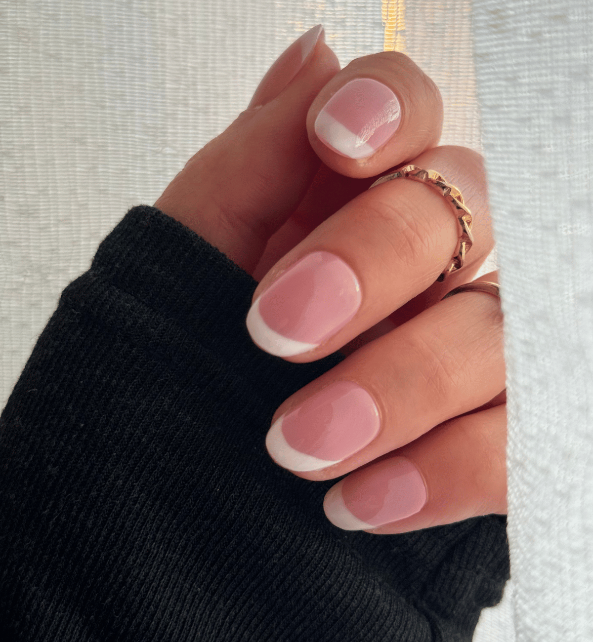 FAUX ONGLES FRENCH ARRONDIS COURTS