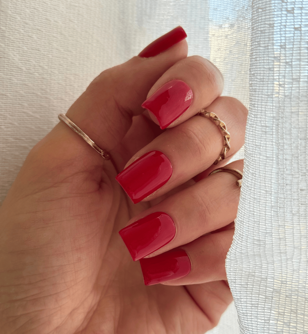 FAUX ONGLES ROUGES CARRÉS COURTS
