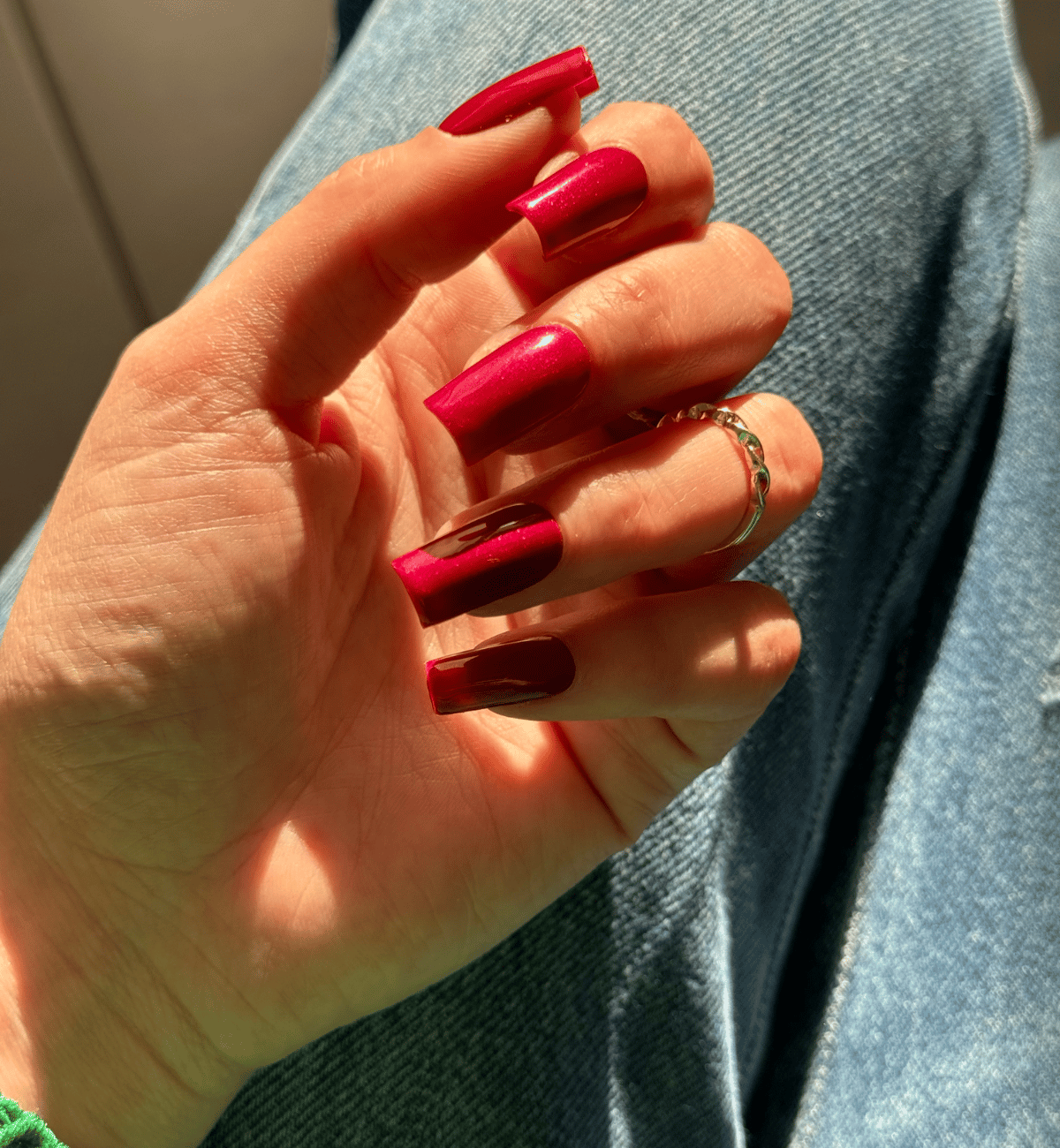 FAUX ONGLES ROUGES CERISE CARRÉS MÉDIUM