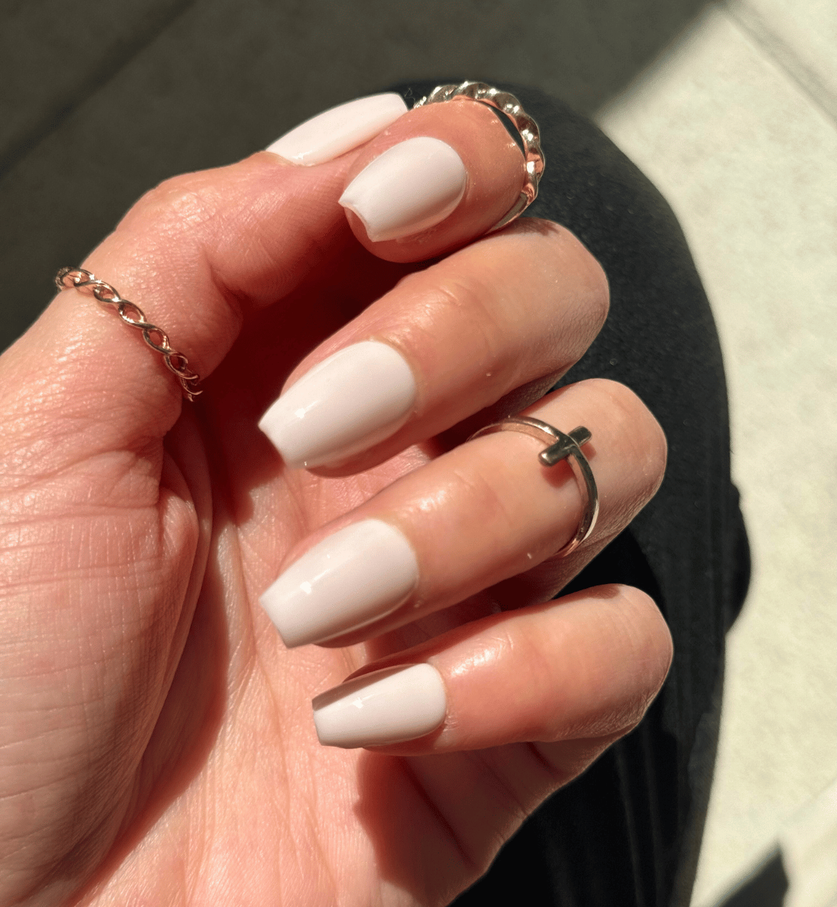 FAUX ONGLES CREAMY COFFINS COURTS