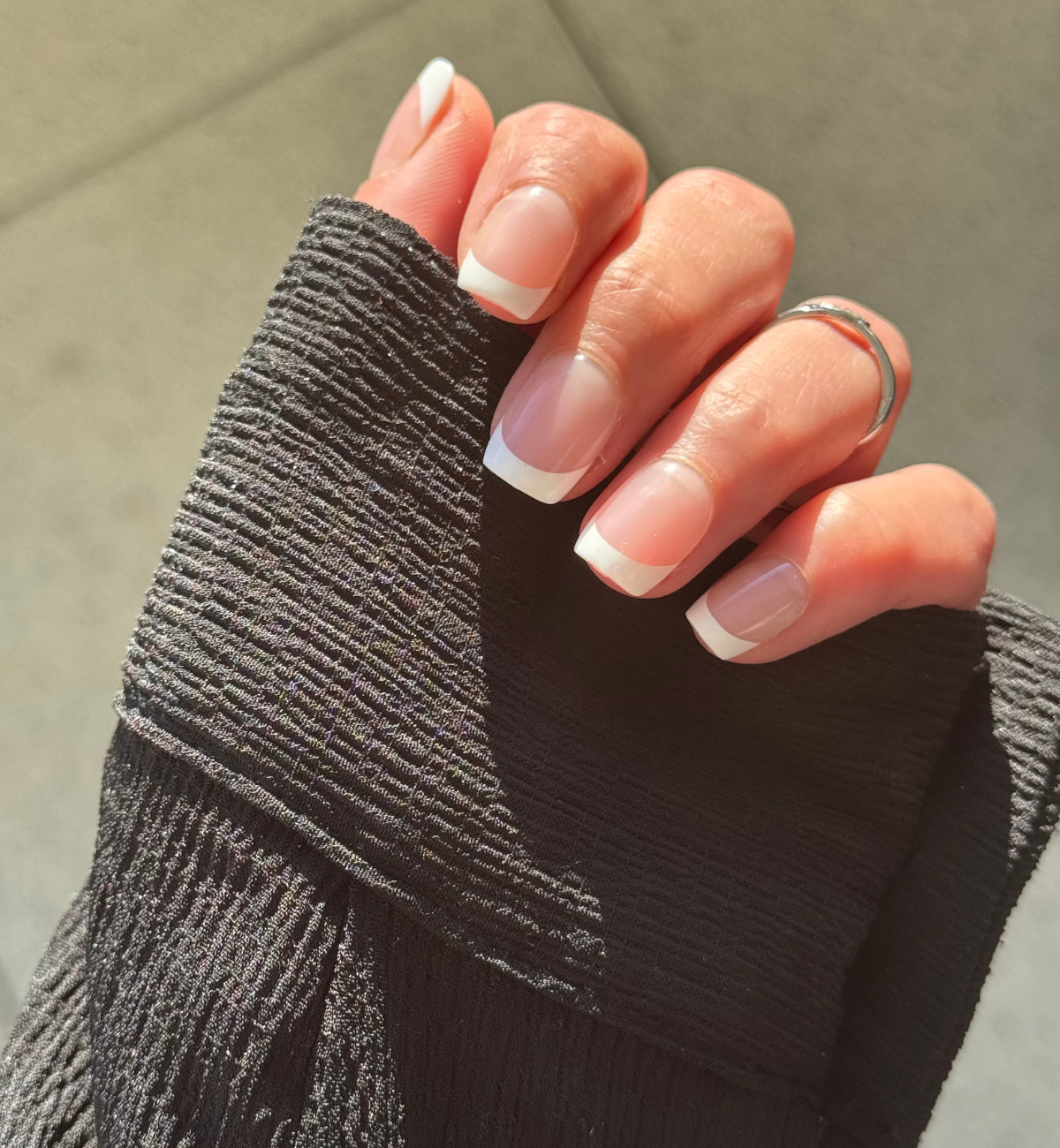 FAUX ONGLES FRENCH CARRÉS EXTRA-COURTS