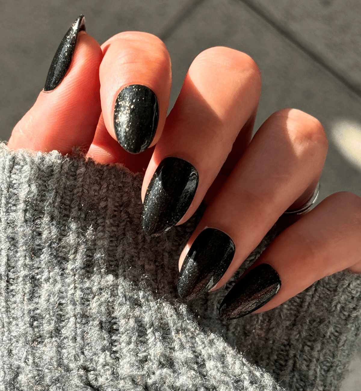 FAUX ONGLES NOIRS PAILLETTÉS AMANDES MEDIUM