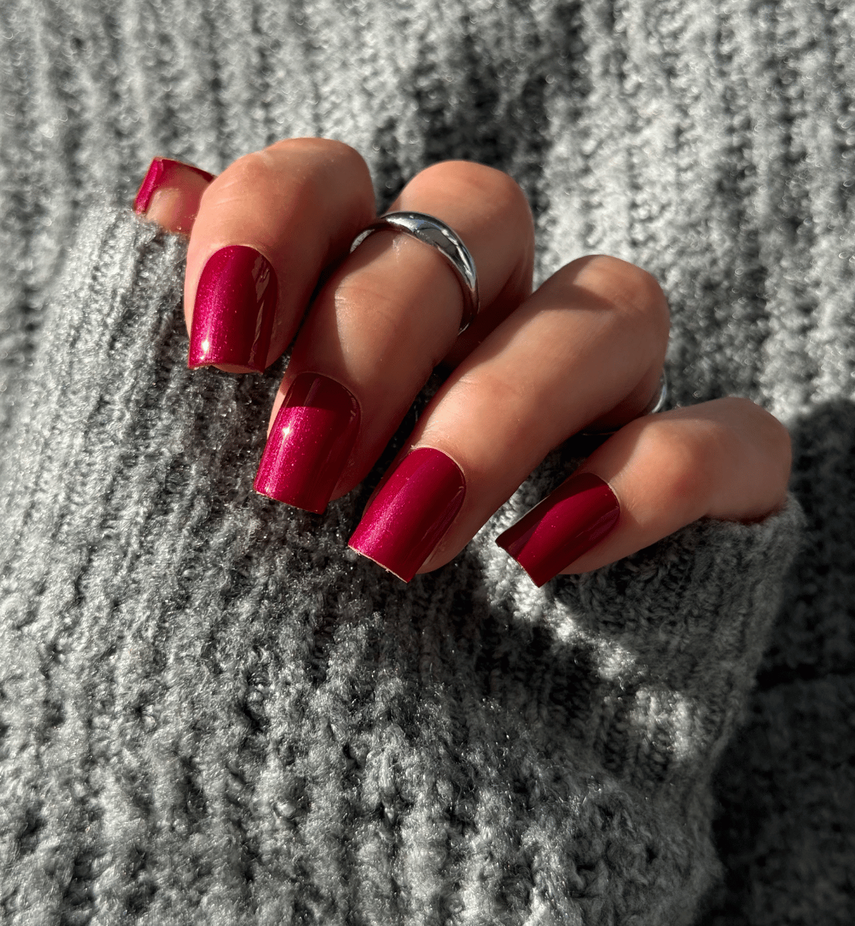 FAUX ONGLES ROUGES CERISE CARRÉS COURTS