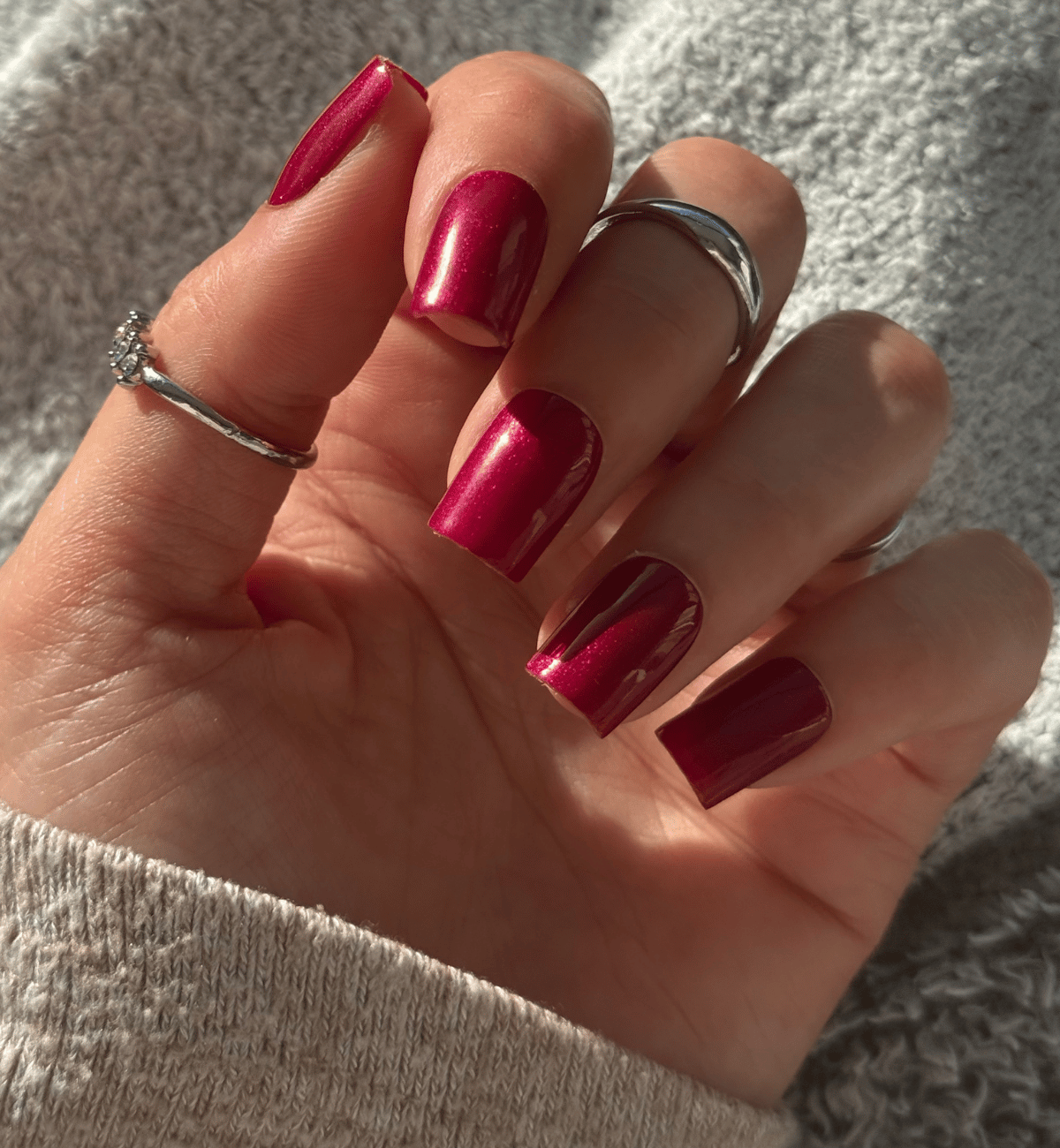 FAUX ONGLES ROUGES CERISE CARRÉS COURTS